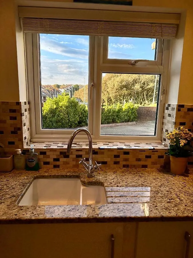 Дом отдыха Вилла Beautifully Presented 3 Bed House Above The Marina Брайтонн